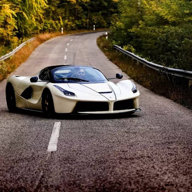 白色法拉利laferrari aperta