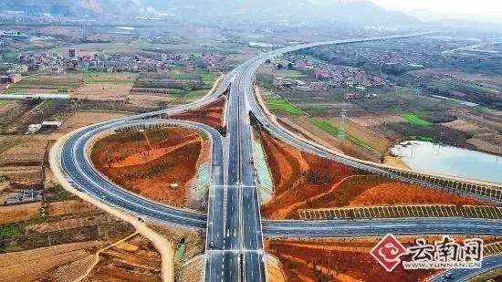 据嵩明县交运局消息,嵩昆高速公路目前全线控制性工程已经施工完成,将