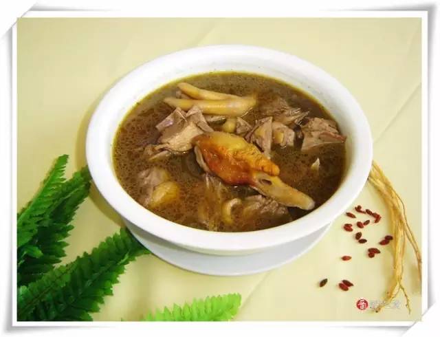 永春白鸭汤,是以永春石鼓土白鸭为原料,即用头大冠红,羽毛洁白,颈较短