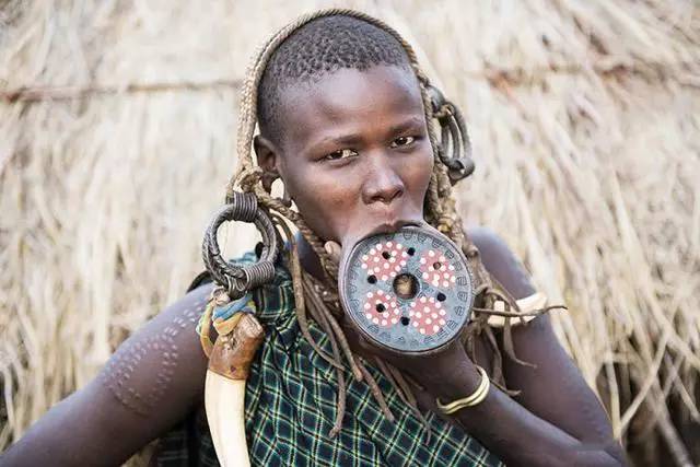 位居非洲衣索比亚南部的山谷里的原始部落mursi族.族里的女人会