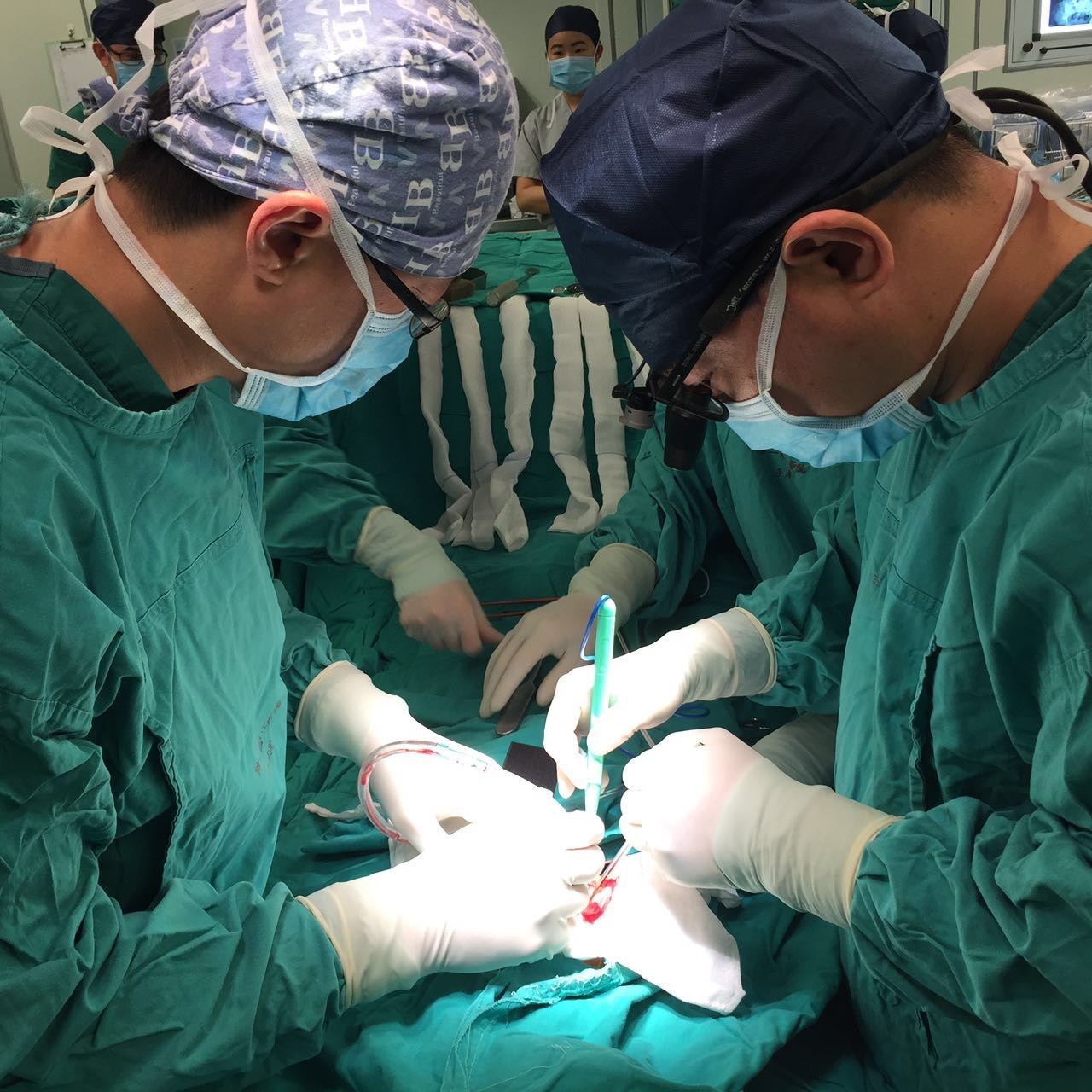 上海市一医院多学科合作为2岁骨结核患儿完成