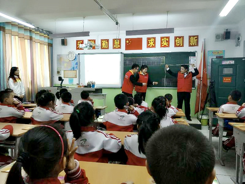 昌吉市第八小学对小学生普及安全用电知识