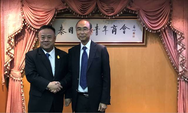 泰国华人青年商会会长李桂雄(左)与美国潮商总会主席团主席欧佳霖(右)