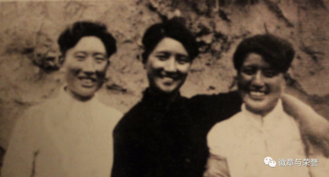 左起大姐李剑鸣,三妹李玉芝,二姐李佩卿 1941年6月摄于河北省唐县