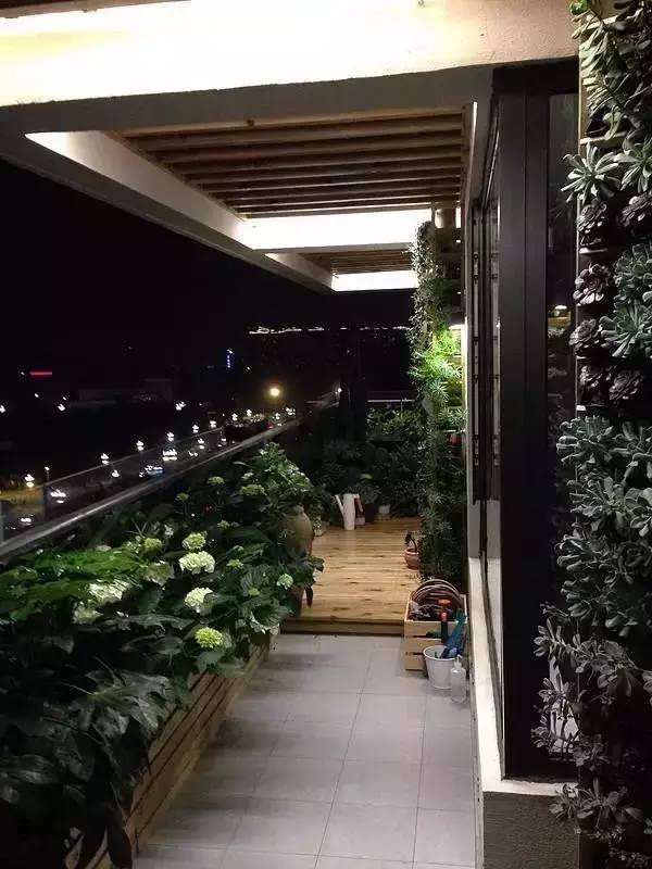 晚上可以把灯打开,坐在阳台上吹吹风,看看夜景很舒服.