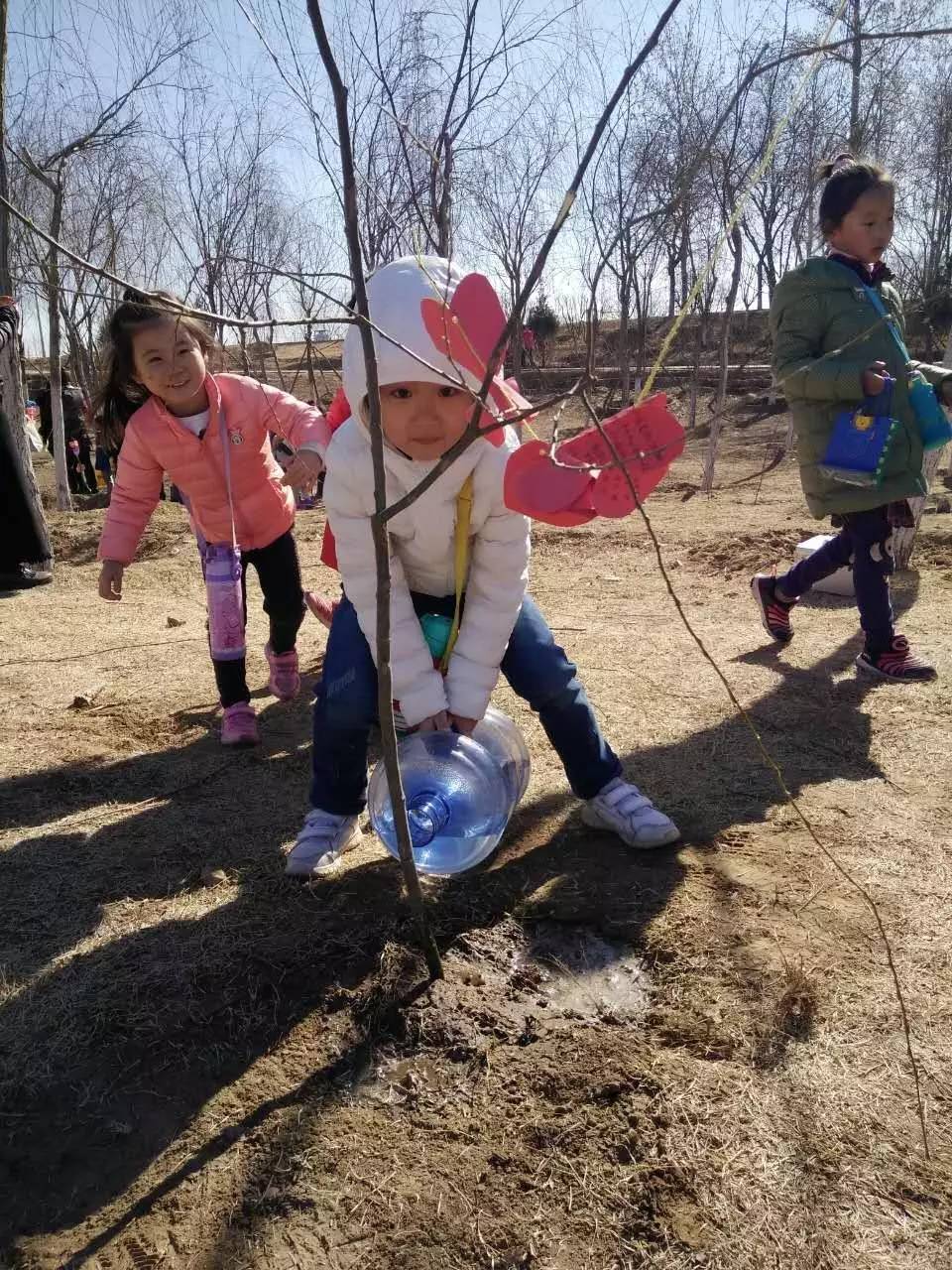 在种树的同时,宝贝们还许下自己的愿望,希望这个许愿卡能够伴随着小树