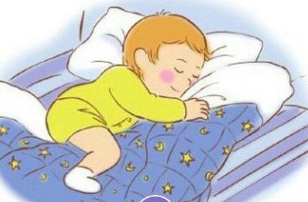 还可以给孩子准备一些替代物,如娃娃,枕头等,让孩子抱着睡觉