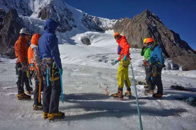 曾山:我最开始是和一些登山公司合作,自己做领队,然后可以和他们一起