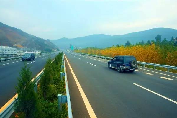 高速公路建设方面,将实施16个项目,确保黄马,新嵩昆高速年内建成通车