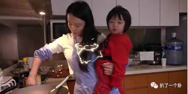 在《妈妈是超人》中,因为小儿子吵闹要抱抱,而当时自己正在做饭,无奈