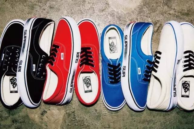 supreme   vans("幻影字体"系列,纯色鞋面及白色缝线彰显复古美学) ▼