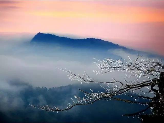 "瓦屋寒堆春后雪,峨眉翠扫雨余天.