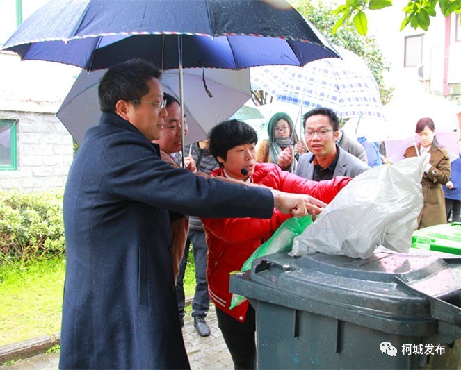 余龙华查看市民垃圾投放袋编码.