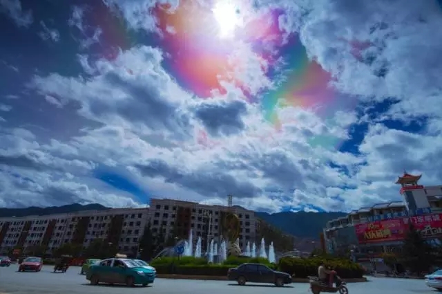 云南雨过风停天放晴 多地上空惊现美丽"七彩云"