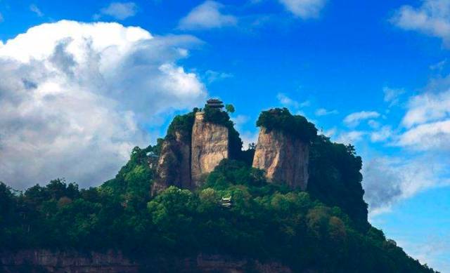 在绵阳 有座李白为它题诗的山 在绵阳 有一个被花海围绕的山谷 在