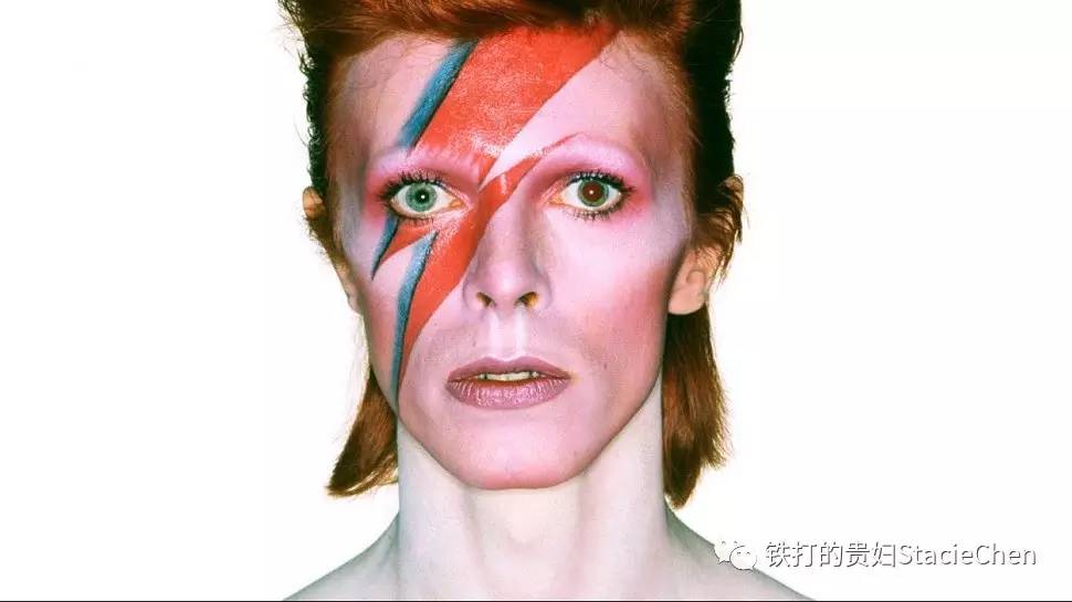 出自《aladdin sane》的专辑封面, david bowie透过闪电表达自己内心