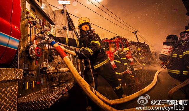 中国消防员的一本台历竟然火到了日本!多少人都设成了壁纸舔屏