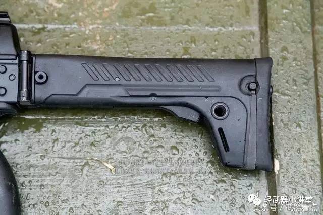 2015年底公布的ak12量产型,取消了枪托上的贴腮板,快慢机标记改为子弹