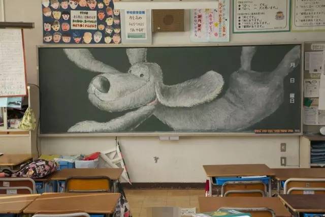学生在黑板上的粉笔画,老师都舍不得擦掉啦