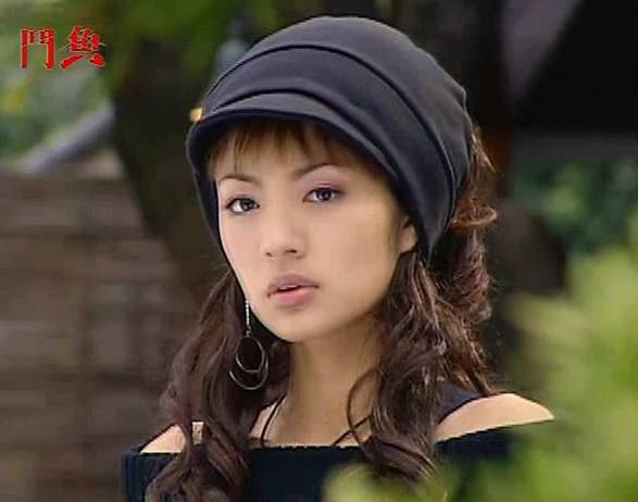 2004年,安以轩主演台湾偶像剧《斗鱼》,剧中以燃烧生命的方式去追逐