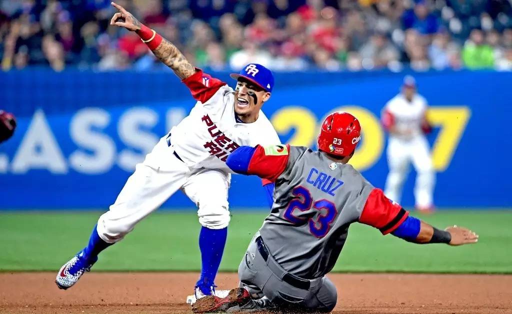 跨届11连胜,其中二垒手巴伊兹(javier baez)在一次抓盗垒守备中,让