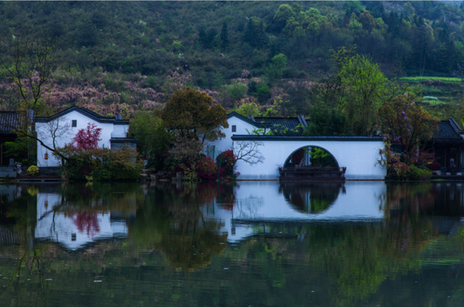 江南好, 风景旧曾谙. 日出江花红胜火, 春来江水绿如蓝.能不忆江南.