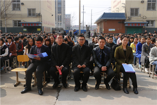 汝州市实验中学学校领导和初三(中考)年级全体师生意气风发的聚在一起