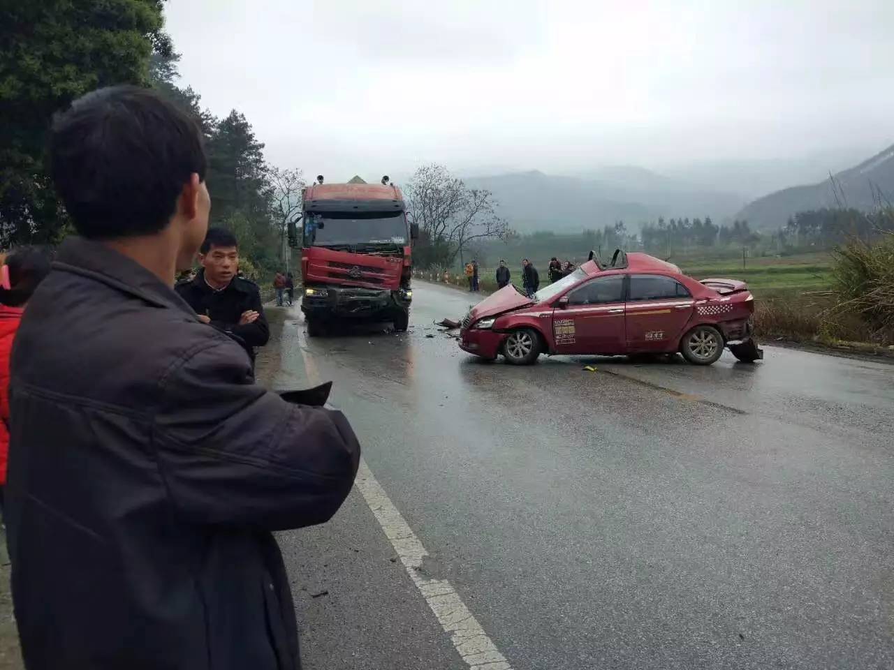 据网友爆料,3月15日,桂林往荔浦方向突发惨烈交通事故,一辆卡车把一辆