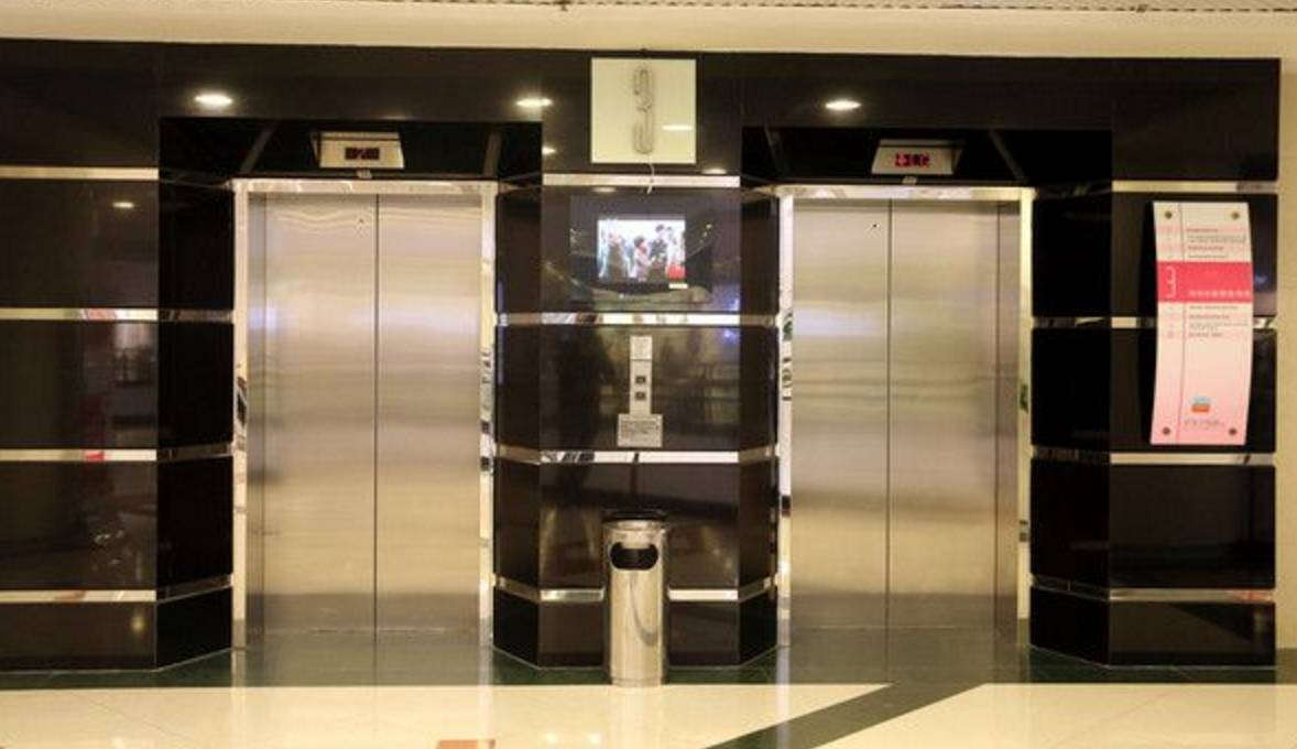 带孩子逛商场的安全隐患 1 自动电梯