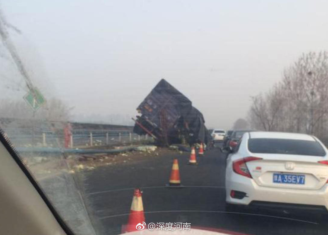 郑州多地突发交通事故郑开大道发生惨烈车祸司机当场死亡▕京港澳高速