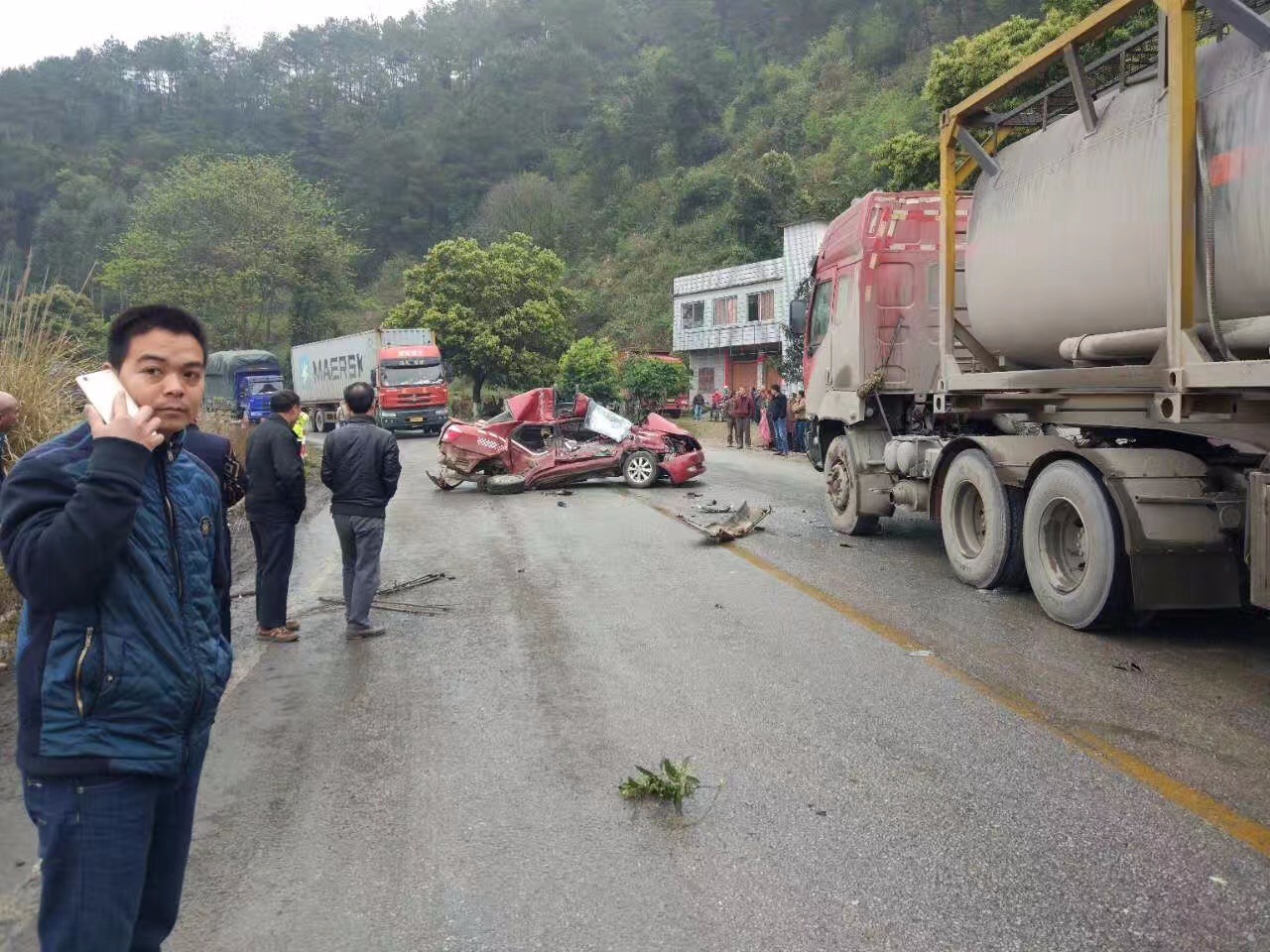 3月15日,桂林往荔浦方向突发惨烈交通事故,一辆卡车把一辆私家车直接