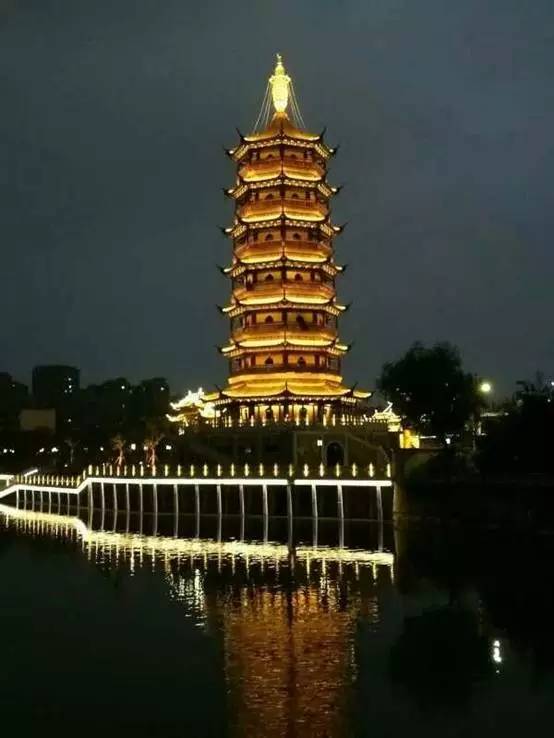 【修复后的文峰塔夜景】