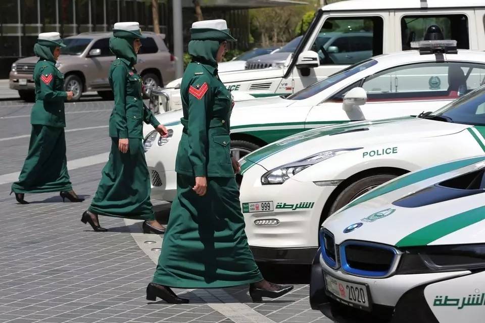 迪拜警察牛逼了,开超跑抓飙车党