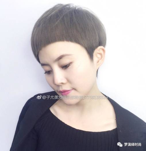 今年流行"半圆刘海"超短发