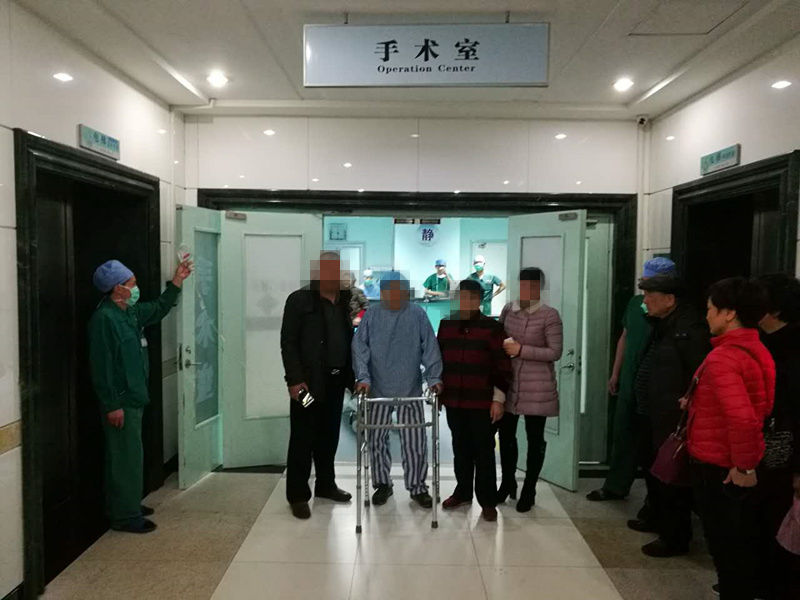 患者躺着进手术室站着出来镇江市一院膝关节手