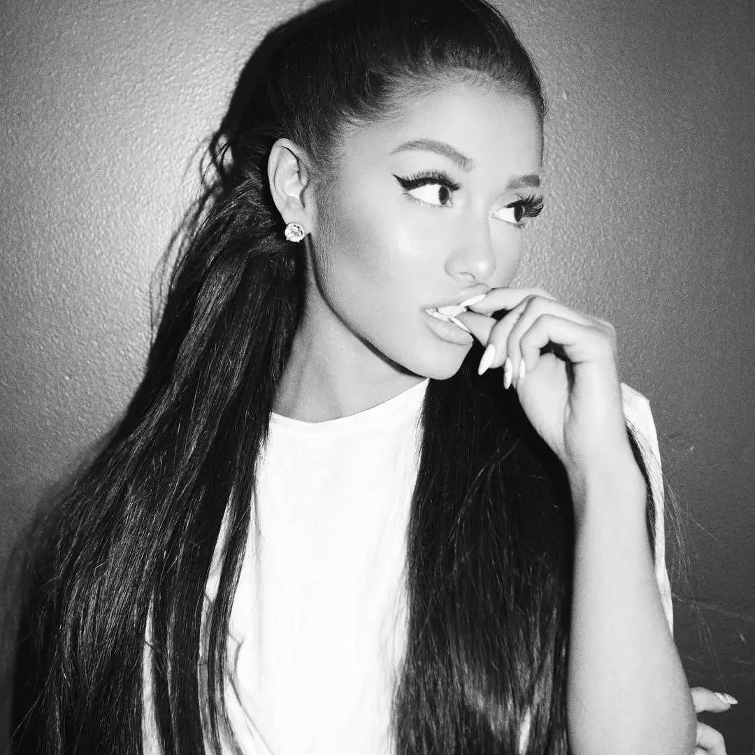 娱乐 正文  a妹ariana grande今天在ins上 发了一堆图 一个gif, 看小