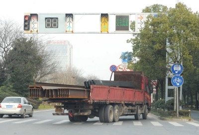 大货车闯禁区(组图)