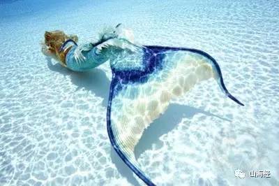 正文  美人鱼是个神话的水生生物,有着女性人体的头部和躯干而尾巴是