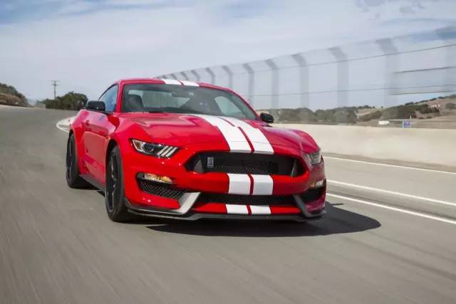 红色眼镜蛇-2016 福特mustang shelby gt350