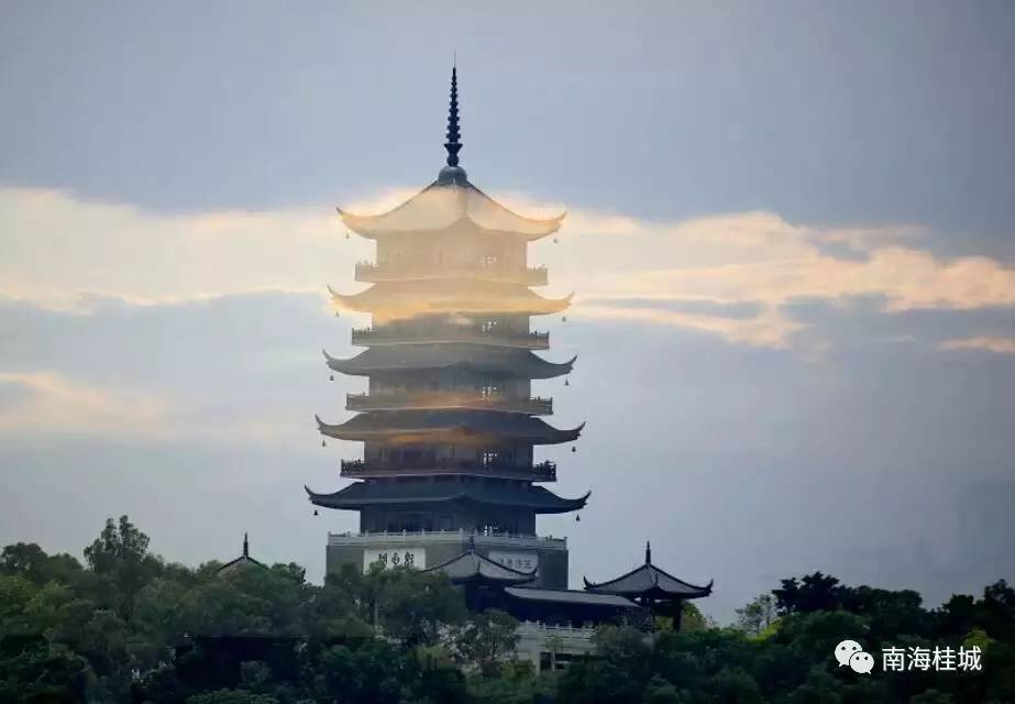 遥望远处极具岭南特色的魁星阁,在晨光中耸立于虫雷岗山上.