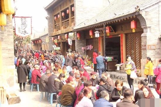 世相   今日中午,商洛丹凤县棣花古镇景区,摆出上百桌当地民间传统