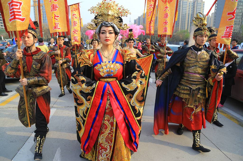 女皇武则天饯行西安百辆自驾车畅游汉中油菜花海