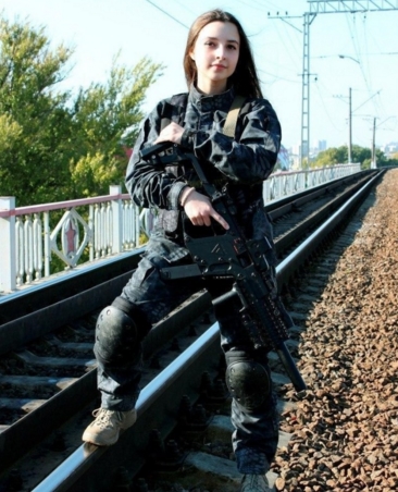 俄罗斯网红枪械美女Elena Deligioz,颜值正义!