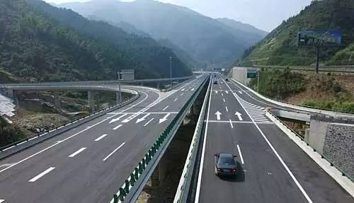 2017年,昆明市内共实施16个高速公路项目.