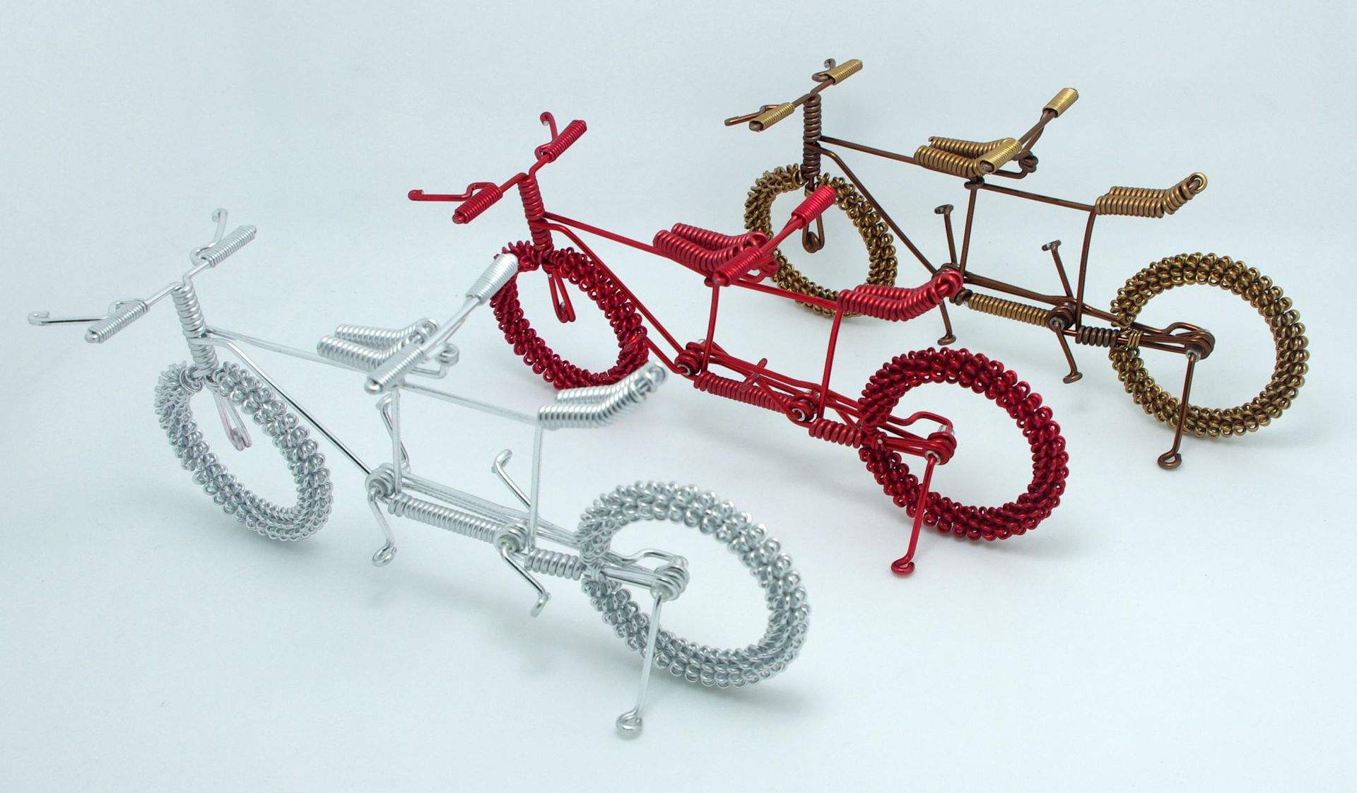 还有这种用铁丝编织的 自行车工艺品,看起来很棒,买回来也只能摆放