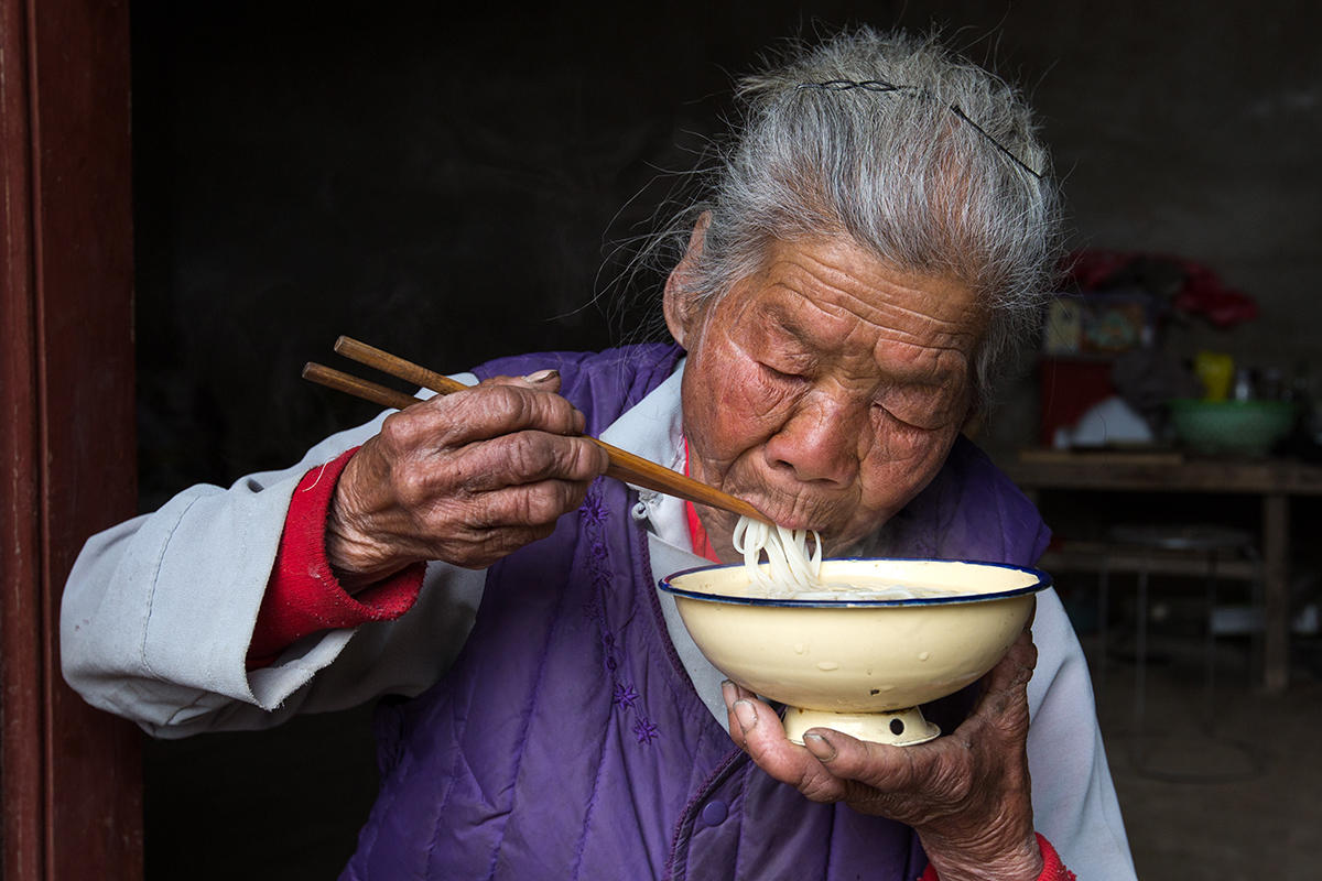 马奶奶在吃白水面条,面里竟然没有一滴油!