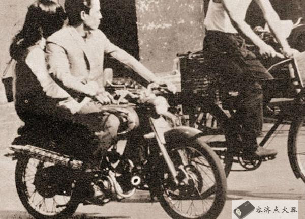 那个黑白照片的年代里边,摩托车是土豪和款爷们的象征