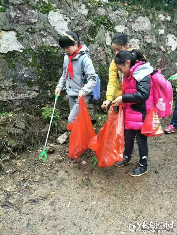 万宝镇开展青少年 学雷锋 志愿活动