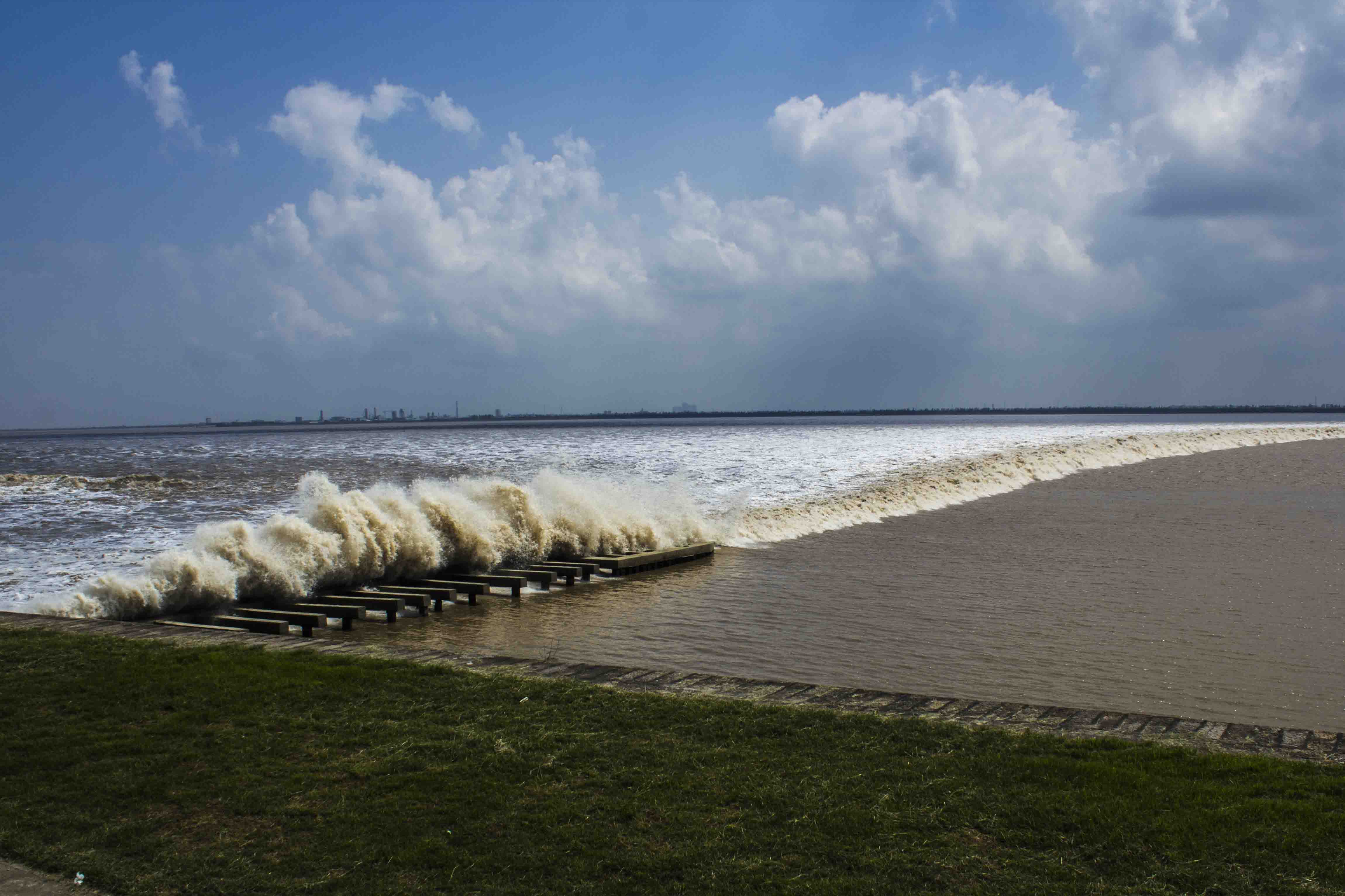 全球最壮观的海潮,浪高3.5米潮差9米,震撼人心