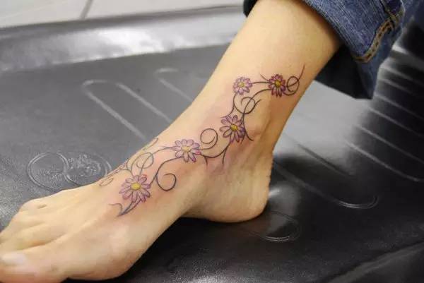 女生脚踝的部位总是带着小性感,所以在这个部位进行纹身也是较多纹身